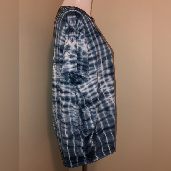 Lululemon Back In Action Shibori Square Ocean Air TR Navy Top NoTag Sz-(P2P-25”) - Picture 3 of 5